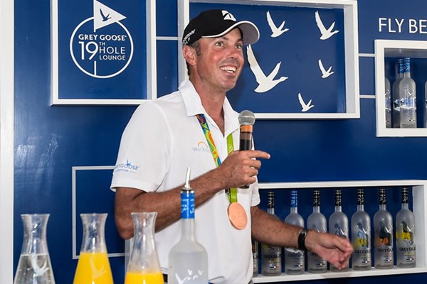 リオ五輪3位のクーチャーは、今週の大会イベントにも銅メダルを首にかけて参加した(Chris Condon/PGA TOUR/Getty Images)
