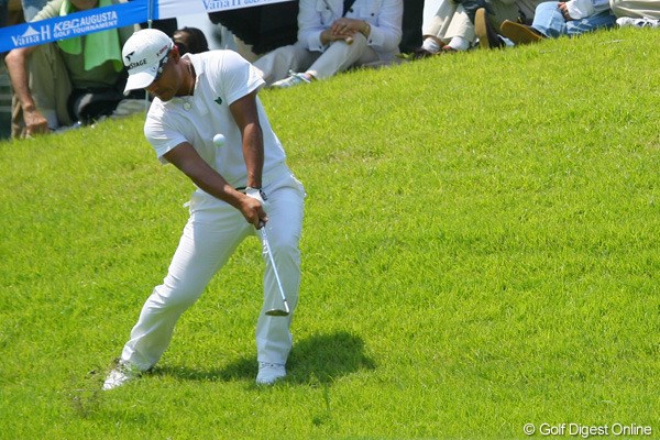 60度のウェッジを思い切り開き、自分の顔をすり抜けるようなロブショットを放つ宮里優作