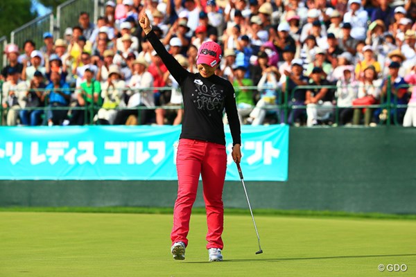 2016年 ニトリレディスゴルフトーナメント 最終日 笠りつ子 プレーオフで勝負を決し、笠りつ子は右手を突き上げた