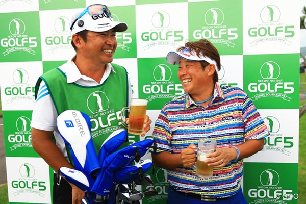 2016年 ゴルフ5レディス プロゴルフトーナメント 初日 表純子 200試合連続出場の表純子。大好きなビールで乾杯！