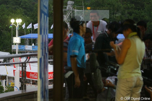 2009年 VanaH杯KBCオーガスタゴルフトーナメント2日目 石川遼 ラウンド後にテレビインタビューを受ける石川遼。左後ろに写る時計は18時50分を示していた