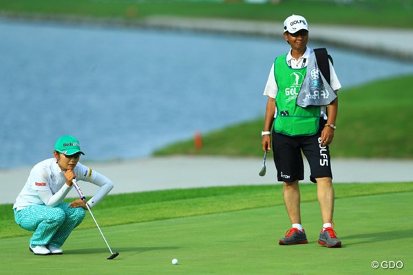 2016年 ゴルフ5レディス プロゴルフトーナメント 初日 藤田さいき 7年ぶりにタッグを組んだ父と娘。久しぶりの現場復帰に父は笑顔だった
