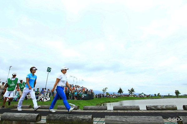 2016年 ゴルフ5レディス プロゴルフトーナメント 最終日 穴井詩、申ジエ 争う2人。橋を渡って17番浮島グリーンへ。