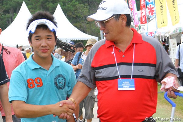 14歳と21日でツアー史上最年少予選通過記録を達成した伊藤誠道。父とがっちり握手