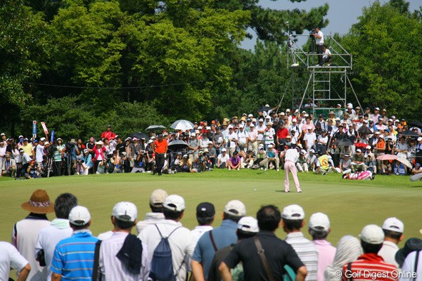 2009年 VanaH杯KBCオーガスタゴルフトーナメント3日目 ギャラリー 午後には石川遼の組を何重もの人垣が取り囲んだ。この日のギャラリーは6,583人