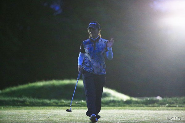 2016年 日本女子プロゴルフ選手権大会コニカミノルタ杯 2日目 下川めぐみ 暗闇の中、投光器の光を浴びて下川めぐみは首位でホールアウトした
