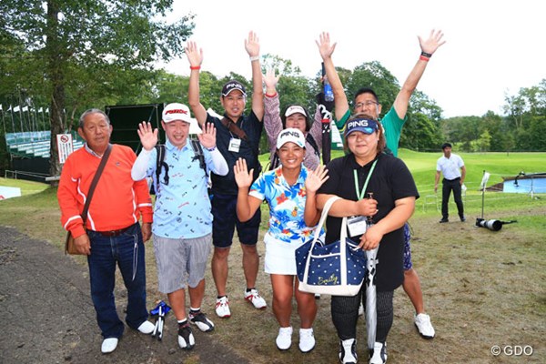 2016年 日本女子プロゴルフ選手権大会コニカミノルタ杯 最終日 鈴木愛 愛ちゃんを囲んでお母さんと仲間たち
