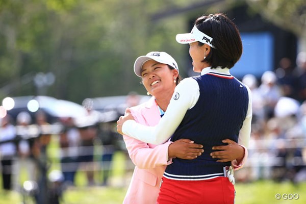 2016年 日本女子プロゴルフ選手権大会コニカミノルタ杯 最終日 鈴木愛 大山志保 おね～さ～んって抱き着いてるみたいだけど良いシーンでした