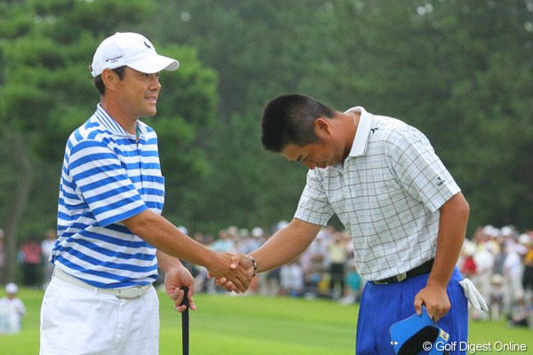 2009年 VanaH杯KBCオーガスタゴルフトーナメント最終日 池田勇太＆今野康晴 プレーオフ2ホール目で池田がバーディを奪い決着。最後は互いの健闘に握手