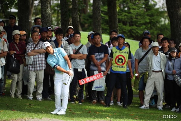2016年 ANAオープンゴルフトーナメント 3日目 石川遼 石川遼、4番ホールの第3打のアプローチは手前のバンカーへ…