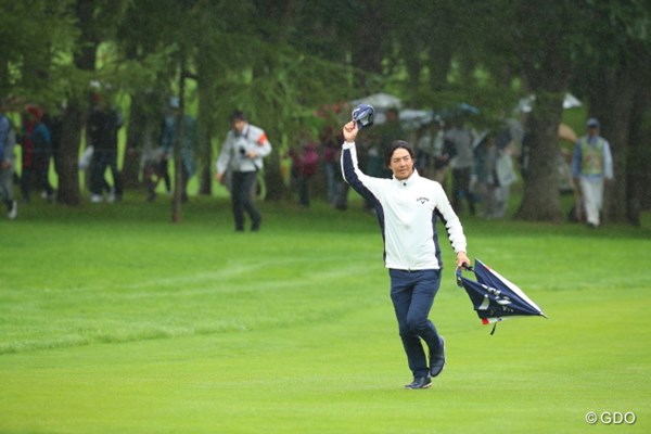 2016年 ANAオープンゴルフトーナメント 最終日 石川遼 4番、大歓声のギャラリーに手を振って応える石川遼