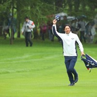 4番、大歓声のギャラリーに手を振って応える石川遼 2016年 ANAオープンゴルフトーナメント 最終日 石川遼 