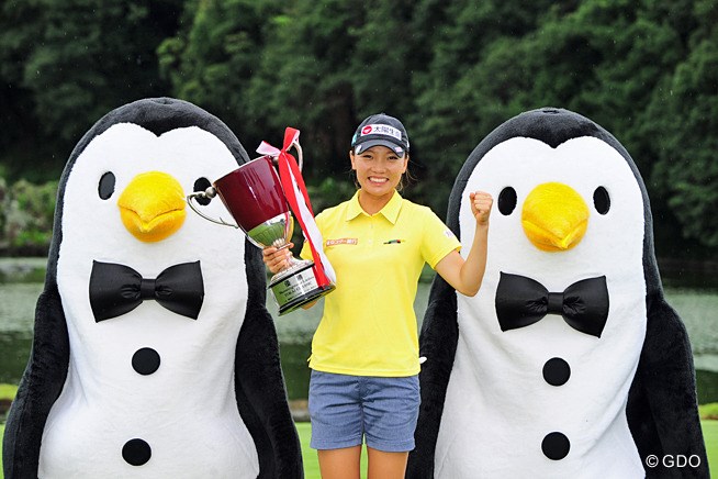 ペンギンちゃんに囲まれてのカップ写真は 今大会のお約束 16年 マンシングウェアレディース東海クラシック 最終日 テレサ ルー フォトギャラリー Gdo ペンギンちゃんに囲まれてのカップ写真は 今大会のお約束 16年 マンシングウェアレディース東海クラシック 最終日 テレサ ルー フォトギャラリー Gdo