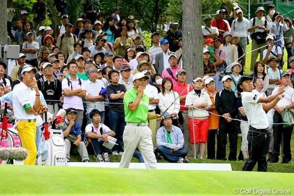 石川遼、丸山茂樹、片山晋呉の超豪華な組には、大勢のギャラリーが後に続いた