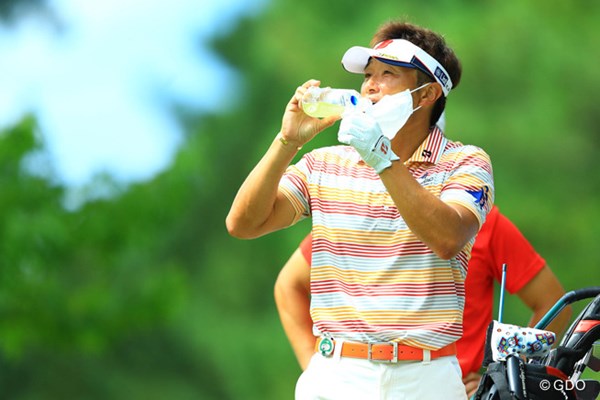 2016年 アジアパシフィック選手権ダイヤモンドカップ 最終日 宮本勝昌 今週はずっとマスク姿。飲み物を飲む時だけチラリとね。