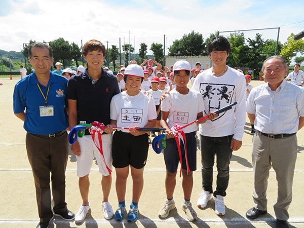 石川遼と重永亜斗夢 熊本県菊陽町にある小学校にスナッグゴルフを寄贈した。（提供：JGTO）