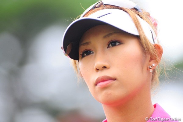 2009年 ゴルフ5レディースプロゴルフトーナメント初日 金田久美子 ギャルファーのクミはピアスもダブル、スコアも2アンダーでグリグリです。