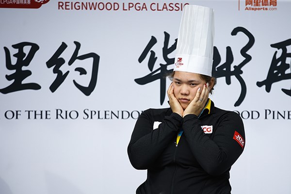 首位発進を決めたアリヤ・ジュタヌガン。大会開幕前には中華料理作りの講習を受けた(VCG/VCG via Getty Images)