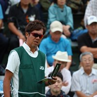 「えー、今日までの利子がかなり溜まってますぜ」 2016年 日本女子オープンゴルフ選手権競技 初日 城間絵梨のキャディ