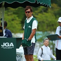 今日もいい感じ出してますねー。南コーチ！一応普通の人。 2016年 日本女子オープンゴルフ選手権競技 初日 城間絵梨のキャディ