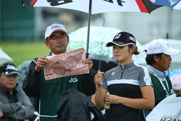 2016年 日本女子オープンゴルフ選手権競技 初日 渡邊彩香 まるで朝の新聞を読むオーラを出すキャディ。