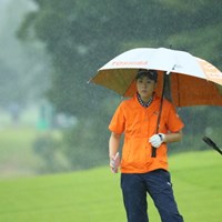 こんな雨でもやるしかないのがプロなのだ。 2016年 日本女子オープンゴルフ選手権競技 初日 豊永志帆
