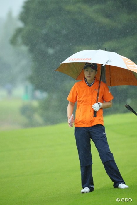 こんな雨でもやるしかないのがプロなのだ。 2016年 日本女子オープンゴルフ選手権競技 初日 豊永志帆