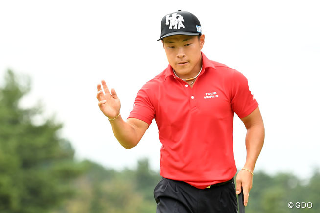 愛息のおもちゃはパター 藤本佳則が「64」で優勝戦線に