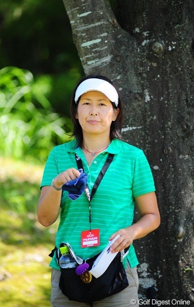 2009年 ゴルフ5レディス2日目 村口史子 ラウンドレポーターは元賞金女王のムラグッさん。18ホールべったりの肉体労働なので木陰で一休み。相変わらずお綺麗です。ホンマですよ。