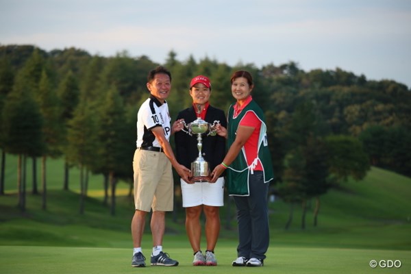 2016年 日本女子オープンゴルフ選手権競技 最終日 畑岡奈紗 両親と記念写真。すごい親孝行な娘だ。