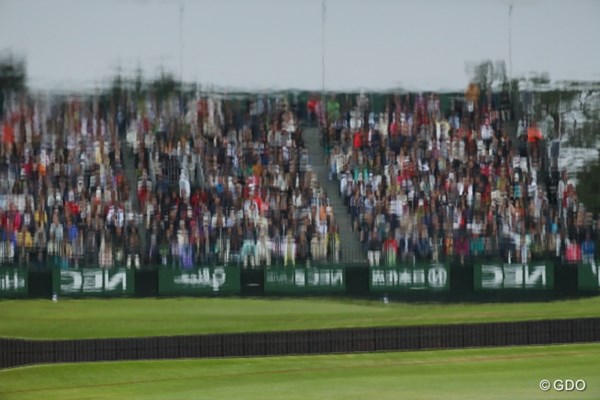 2016年 日本オープンゴルフ選手権競技 初日 ギャラリー 池の水面に映る満員のギャラリースタンド