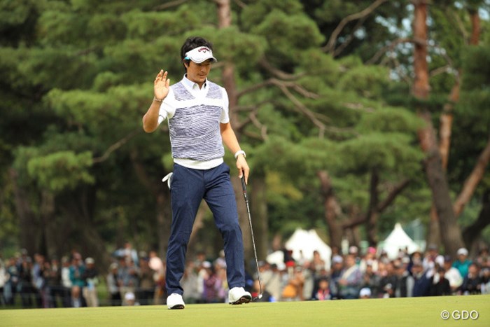 パットでリズムを作った石川遼は、ギャラリーの歓声に手をあげて応えた 2016年 日本オープンゴルフ選手権競技 2日目 石川遼