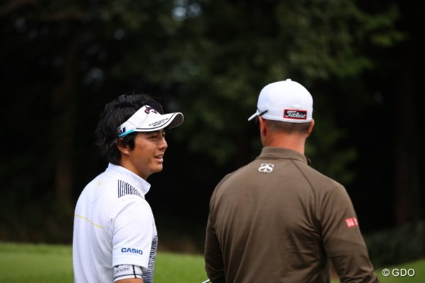 2016年 日本オープンゴルフ選手権競技 2日目 石川遼 アダムと談笑する遼君。もちろんイングリッシュ。