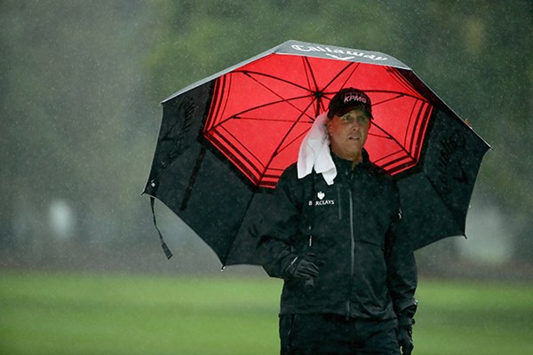 2日目は悪天候に見舞われた。「69」でホールアウトしたフィル・ミケルソン(Ezra Shaw/Getty Images)