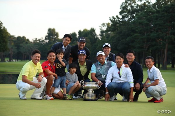 2016年 日本オープンゴルフ選手権競技 最終日 松山英樹チーム チームで記念撮影。
