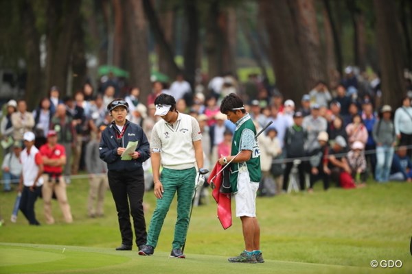 2016年 日本オープンゴルフ選手権競技 最終日 石川遼 サブグリーンにのってしまい競技委員を呼ぶ。なんでそのまま打たないんだろう。。。