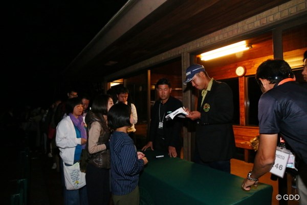 2016年 日本オープンゴルフ選手権競技 最終日 松山英樹 最終日も30分以上、ギャラリーの求めに応じてサインを続けた松山英樹