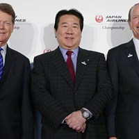 PGAチャンピオンズツアーが日本初開催。記者会見に出席した（左から）トム・ワトソン、日本航空の植木義晴代表取締役、PGAチャンピオンズツアープレジデントのグレゴリー・マクローリン氏 2017年 JAL選手権 事前 トム・ワトソン