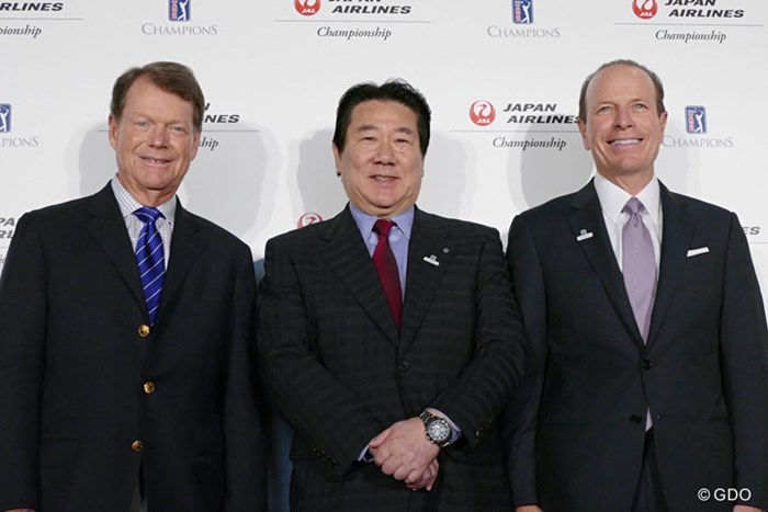 PGAチャンピオンズツアーが日本初開催。記者会見に出席した（左から）トム・ワトソン、日本航空の植木義晴代表取締役、PGAチャンピオンズツアープレジデントのグレゴリー・マクローリン氏 2017年 JAL選手権 事前 トム・ワトソン