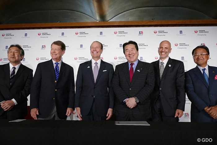 米チャンピオンズツアーの日本初開催記者発表。出席者は左から（株）アコーディア・ゴルフの野中貞徳常務執行役員、トム・ワトソン、PGAチャンピオンズツアーのグレゴリー・マクローリンプレジデント、日本航空の植木義晴代表取締役、在日アメリカ大使館のアンドリュー・ワイレガラ商務担当公使、日本プロゴルフ協会の倉本昌弘会長 「今後、アジアで数試合」PGAチャンピオンズツアーの拡大構想