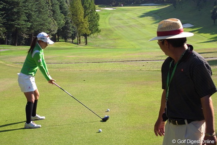 練習ラウンドでは、ボールを使ってスイング軌道の確認を行っていた横峯さくら 2009年 日本女子プロゴルフ選手権コニカミノルタ杯 事前 横峯さくら