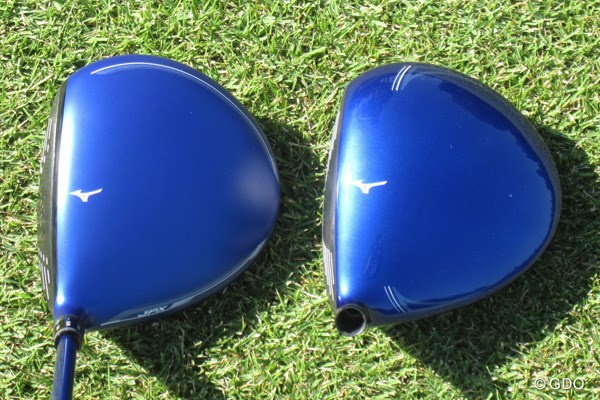 ミズノ JPX900ドライバー（左）と前作JPX850ドライバー（右） JPX900（左）と前作JPX850（右）を比較。前作に比べて、クラウン部の塗装は艶消しになり、シャローフェースの印象が色濃くなった