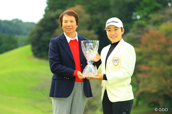 2016年 樋口久子 三菱電機レディスゴルフトーナメント 最終日 申ジエ 樋口さんの試合で勝てたことが嬉しかったようです。