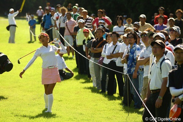 2009年 日本女子プロゴルフ選手権コニカミノルタ杯 初日 金田久美子 多くのギャラリーの声援を受けるも、ショットが安定せず大きく出遅れ。
