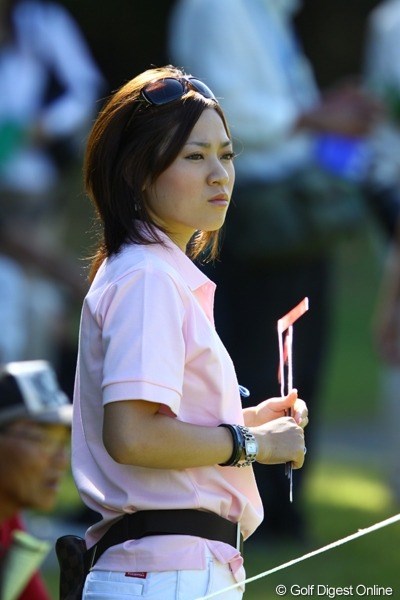 2009年 日本女子プロゴルフ選手権コニカミノルタ杯 初日 竹村真琴 ボランティアさんに美女発見！！あっ、プロゴルファーになったばかりの竹村真琴でした。この試合では例年、プロテストに合格したばかりの新人女子プロ達が、研修として試合の裏方さんをお手伝いしてます。