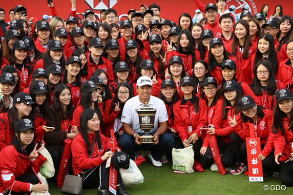 2017年 WGC HSBCチャンピオンズ 最終日 松山英樹 WGC制覇を遂げた松山英樹。ボランティアの女性たちに囲まれて