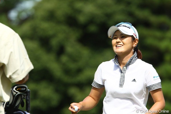 2009年 日本女子プロゴルフ選手権コニカミノルタ杯 初日 諸見里しのぶ こちらはボギー後にも関わらずこの笑顔。でもこの辺に、今年の強さの秘密があるのかも。