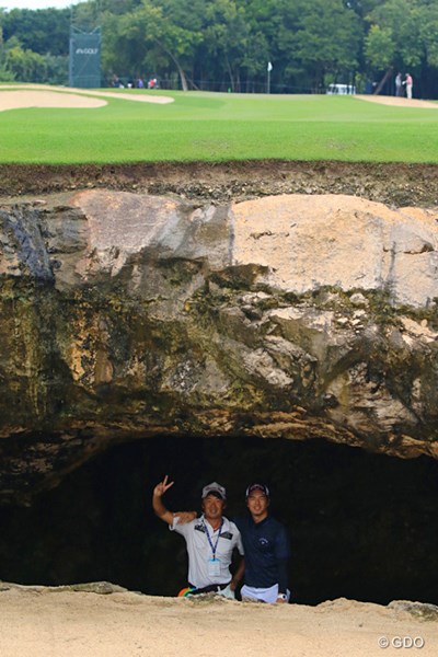 2017年 OHLクラシックatマヤコバ 事前 石川遼と佐藤賢和キャディ 7番の穴の中で記念撮影。アゴというか、岩の厚さが分かりますか？