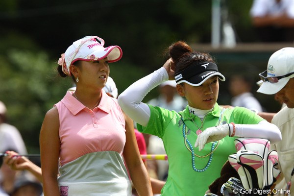 2009年 日本女子プロゴルフ選手権コニカミノルタ杯 2日目 佐伯三貴と有村智恵 「私の頭のお団子にさわらないでっ！」「えっ、私達、そんな仲だったの・・・。」