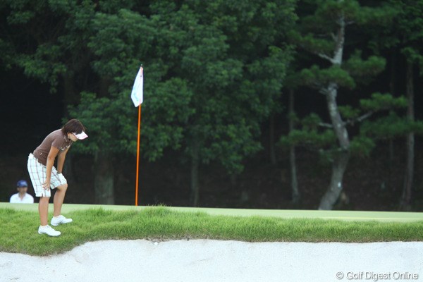 2009年 日本女子プロゴルフ選手権コニカミノルタ杯 2日目 茂木宏美 バンカーの顎にボールが突き刺さりました。この後、プロはどのような行動をするでしょうか？